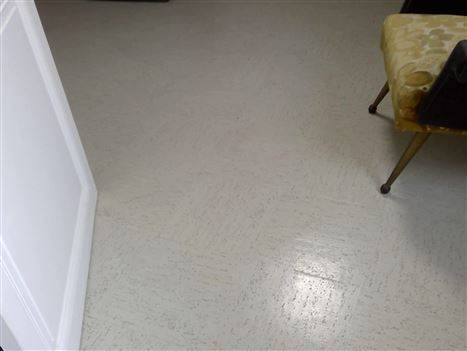 Dalles de sol amiantées : un danger invisible encore présent dans de nombreux logements anciens